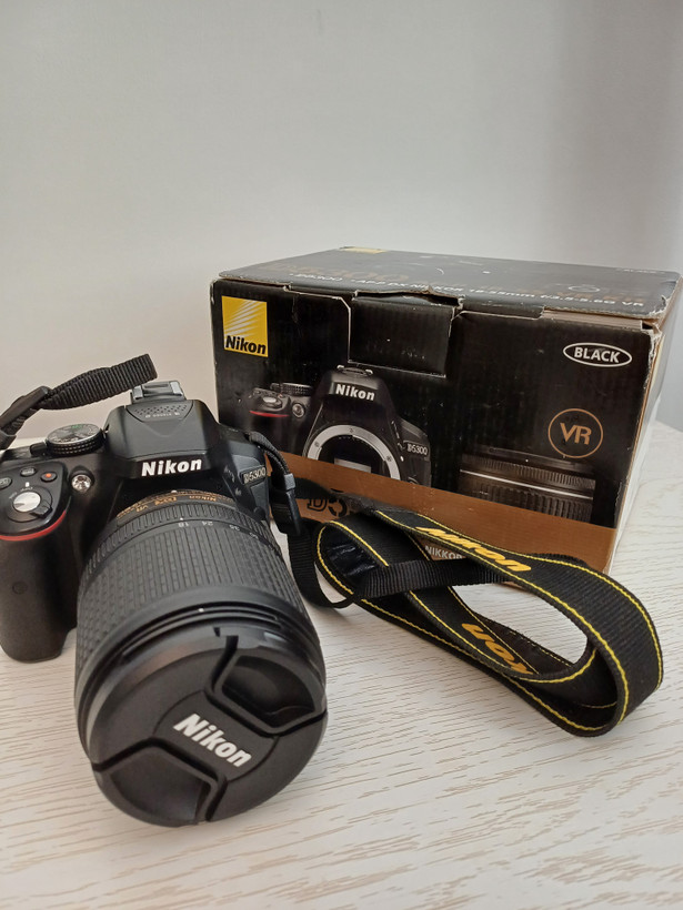دوربین Nikon D5300 با دو لنز 18‑55 و 18‑140 VR، کیف و لوازم کامل – دستدوم بسیار تمیز