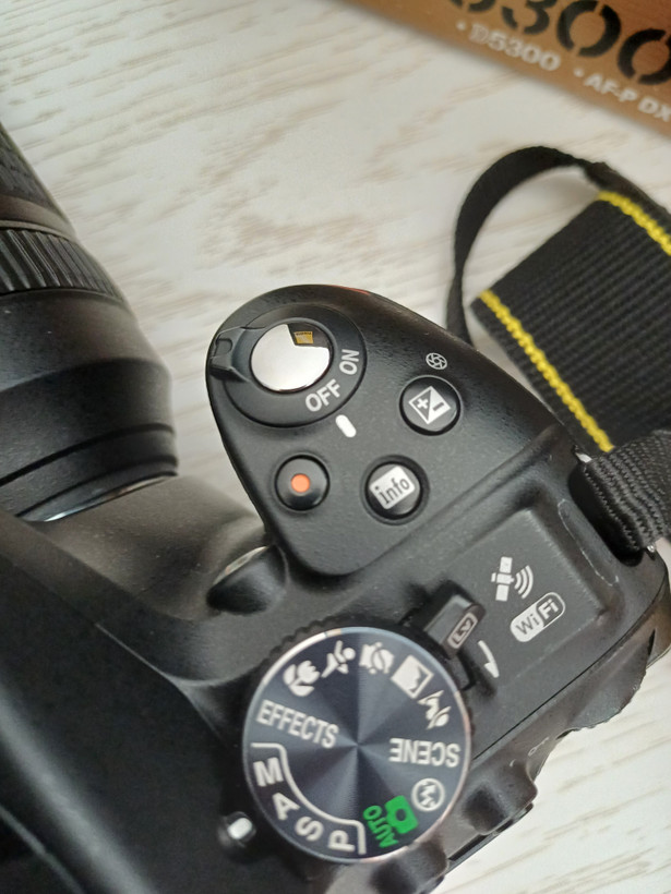 دوربین Nikon D5300 با دو لنز 18‑55 و 18‑140 VR، کیف و لوازم کامل – دستدوم بسیار تمیز