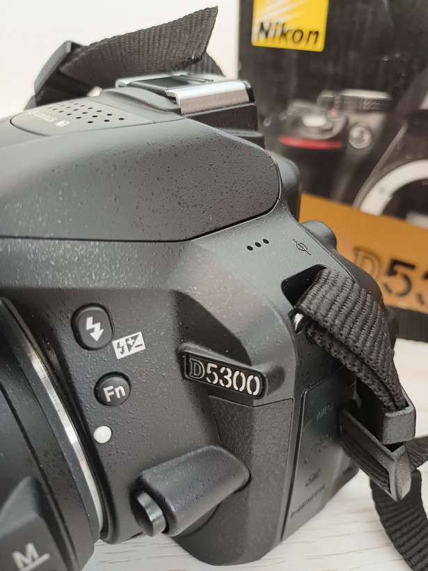 دوربین Nikon D5300 با دو لنز 18‑55 و 18‑140 VR، کیف و لوازم کامل – دستدوم بسیار تمیز