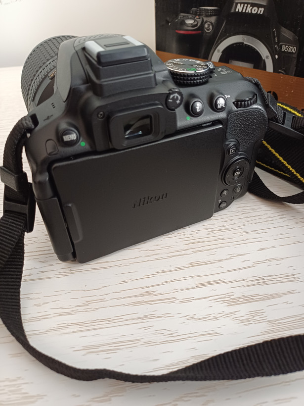 دوربین Nikon D5300 با دو لنز 18‑55 و 18‑140 VR، کیف و لوازم کامل – دستدوم بسیار تمیز